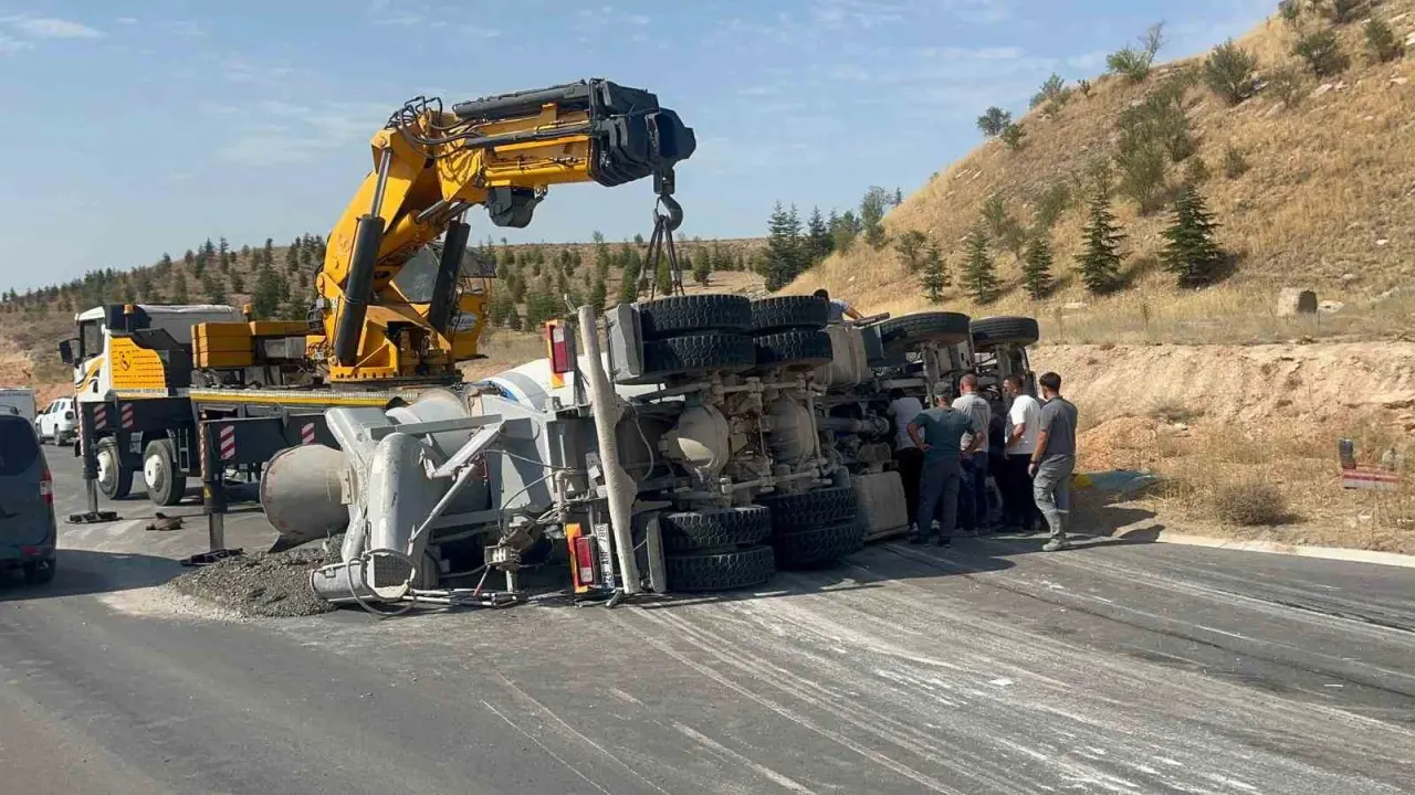 kontrolden-cikan-beton-mikseri-refuje-devrildi-1-yarali