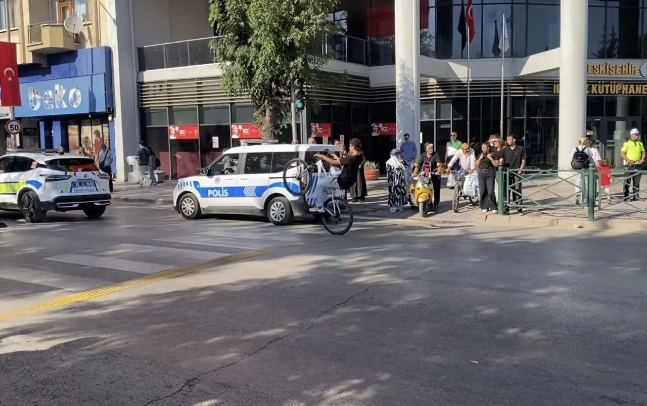 zafer-bayrami-kutlamalarinda-polisin-gozu-onunde-bisikletiyle-tek-teker-kaldirdi