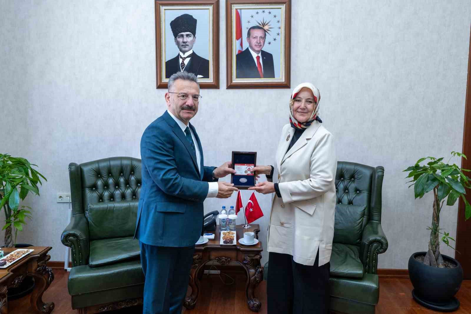 bakan-yardimcisi-yenigun-ile-vali-aksoy-sosyal-hizmet-faaliyetlerini-degerlendirdi