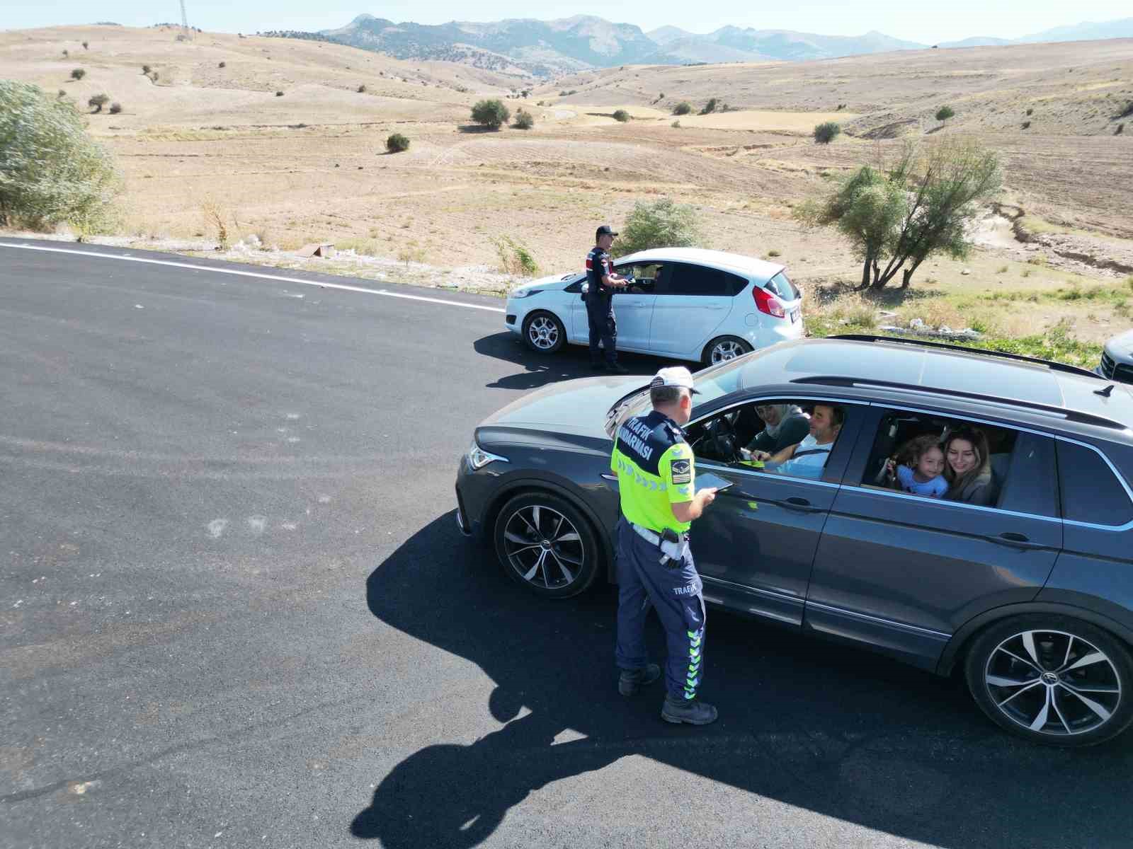 jandarma-ekipleri-cayrokopterle-havadan-trafik-denetimi-yapti
