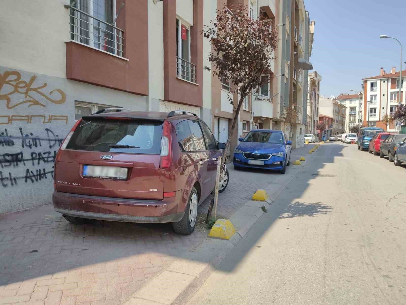 kaldirim-isgalini-beton-dubalar-bile-engelleyemiyor