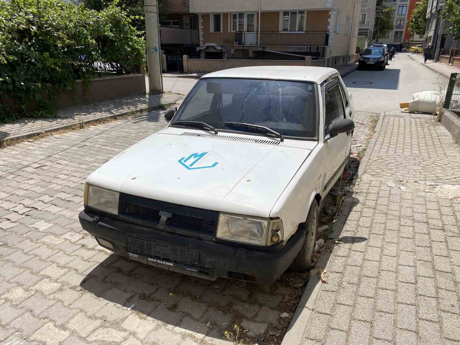 kapisi-acik-ve-plakasiz-hurda-otomobil-dikkat-cekti
