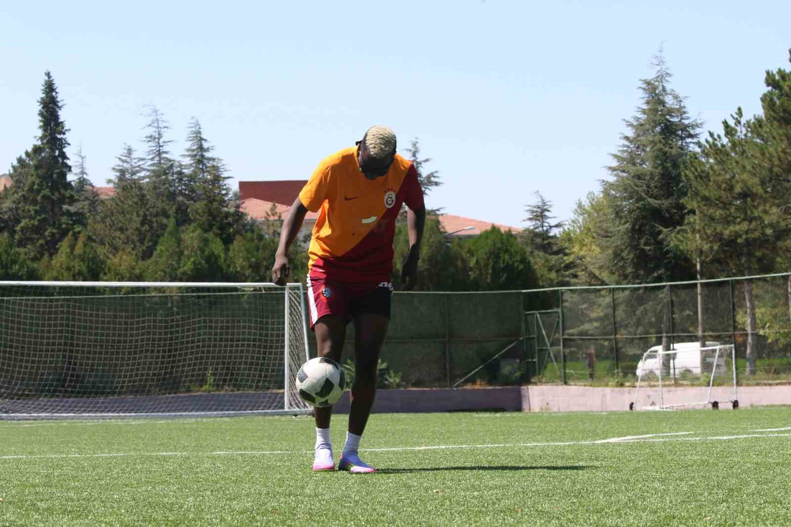 osimheni-eskisehirde-goren-sasiriyor