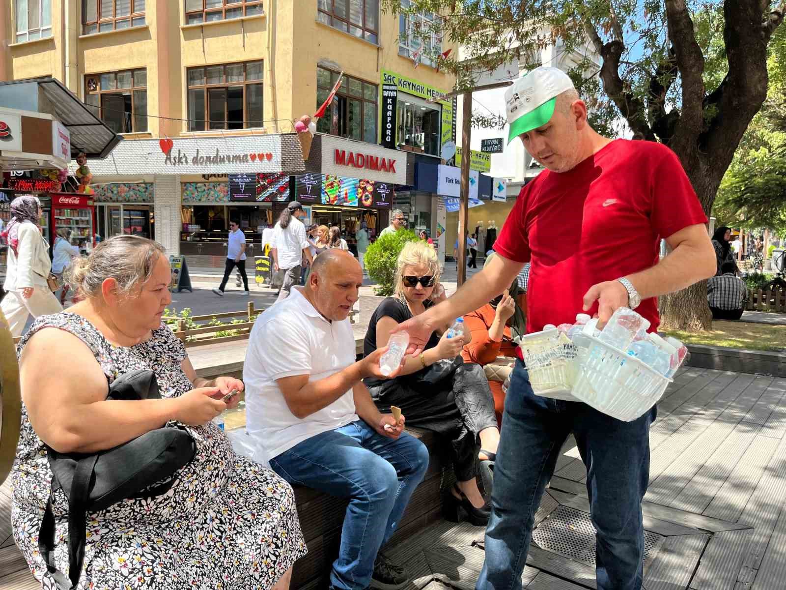 vatandaslarin-yaptigi-bagislarla-her-gun-saatlerce-ucretsiz-su-dagitiyor