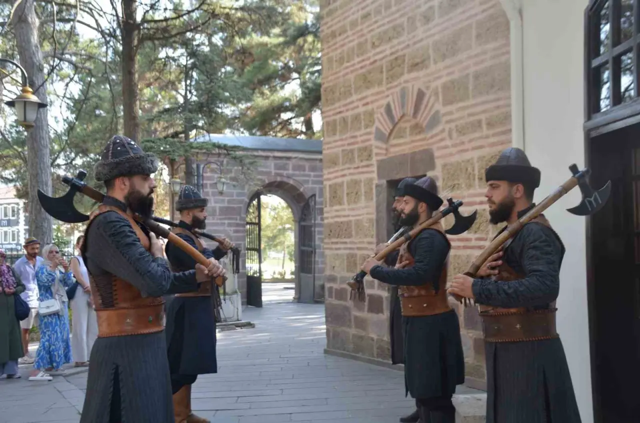 bu-ilcenin-nufusu-bir-gunde-yuzde-2500-artiyor