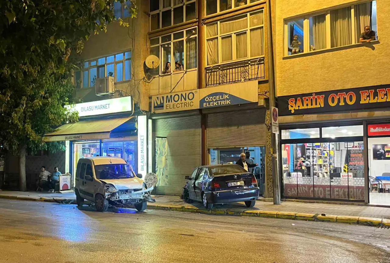 eskisehirde-carpisan-araclardan-biri-dukkana-girdi