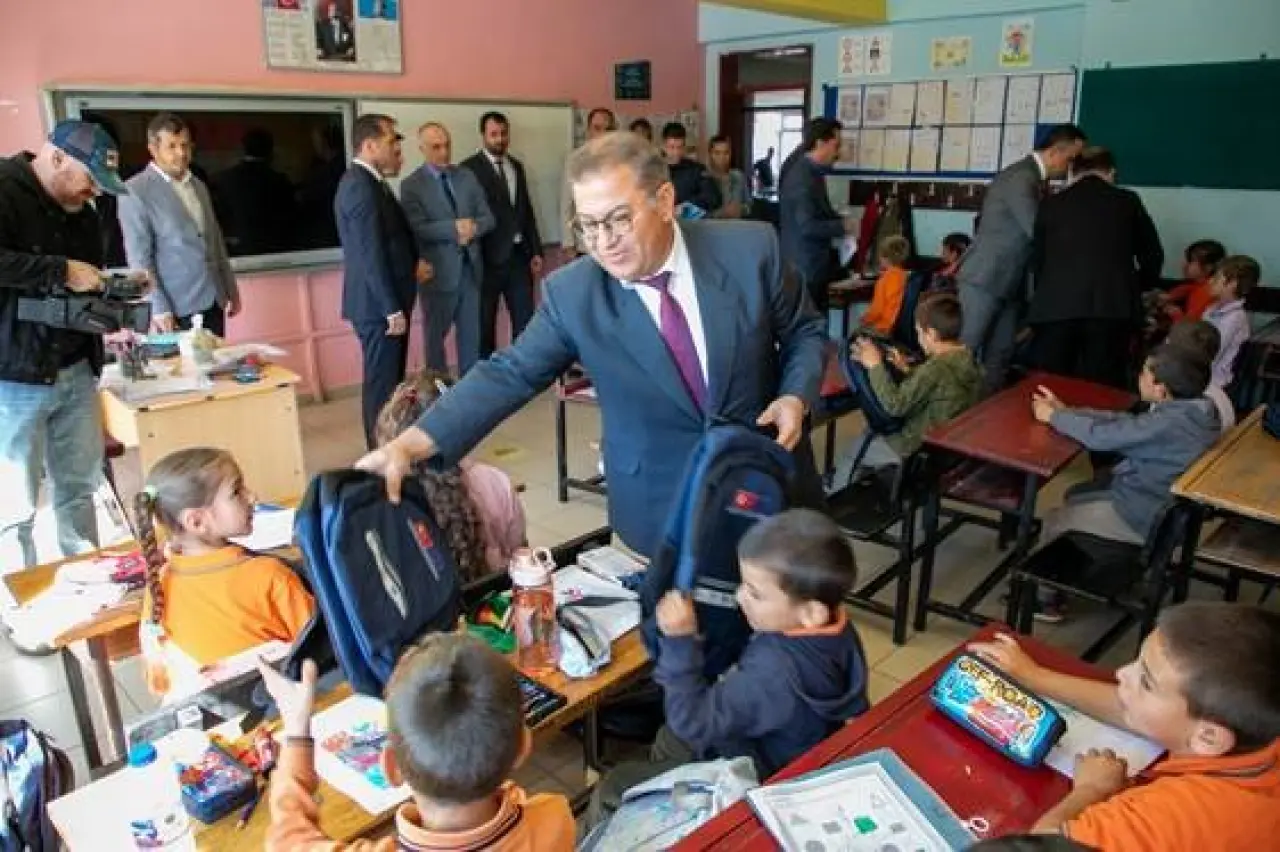 500-ogrenciye-okul-cantasi-hediye-edildi