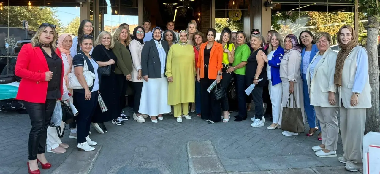 ak-parti-eskisehir-il-kadin-kollarindan-kadin-muhtarlarla-bulusma-programi