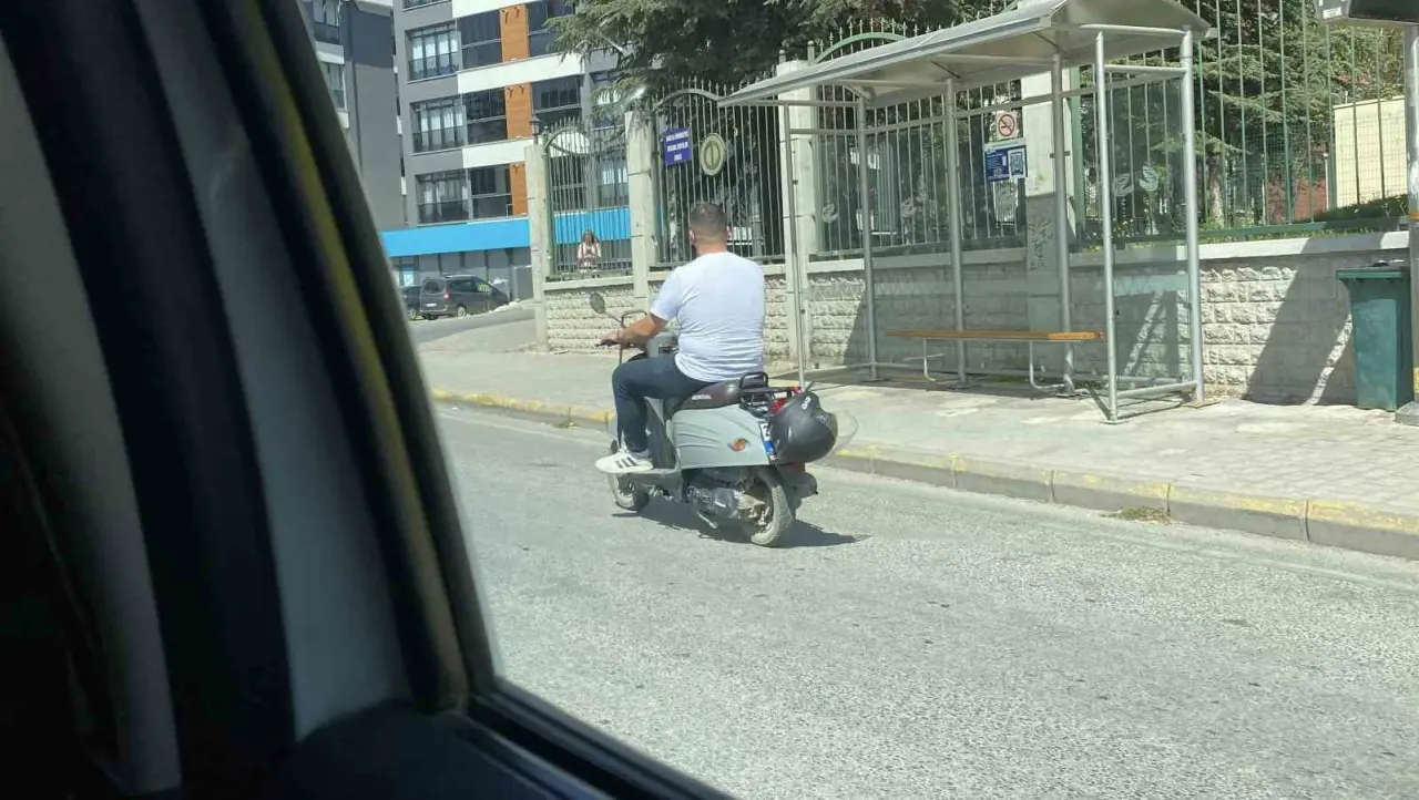 kafasina-takmadigi-kaskla-motosikletin-plakasini-kapatti