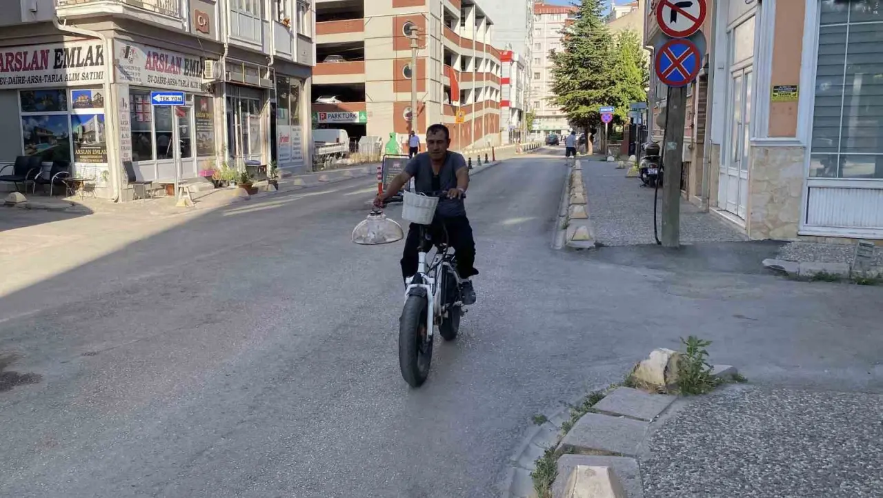 elektrikli-bisiklet-ile-servis-yapan-cayci-hem-vakitten-hem-de-maliyetten-tasarruf-ediyor