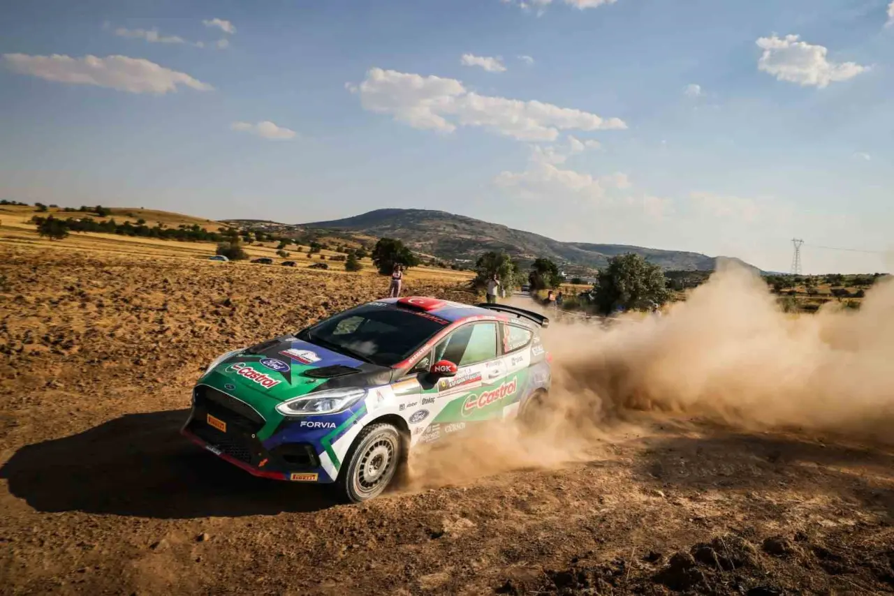 castrol-ford-team-turkiye-esok-rallisinde-zirvedeki-yerini-korumayi-hedefliyor