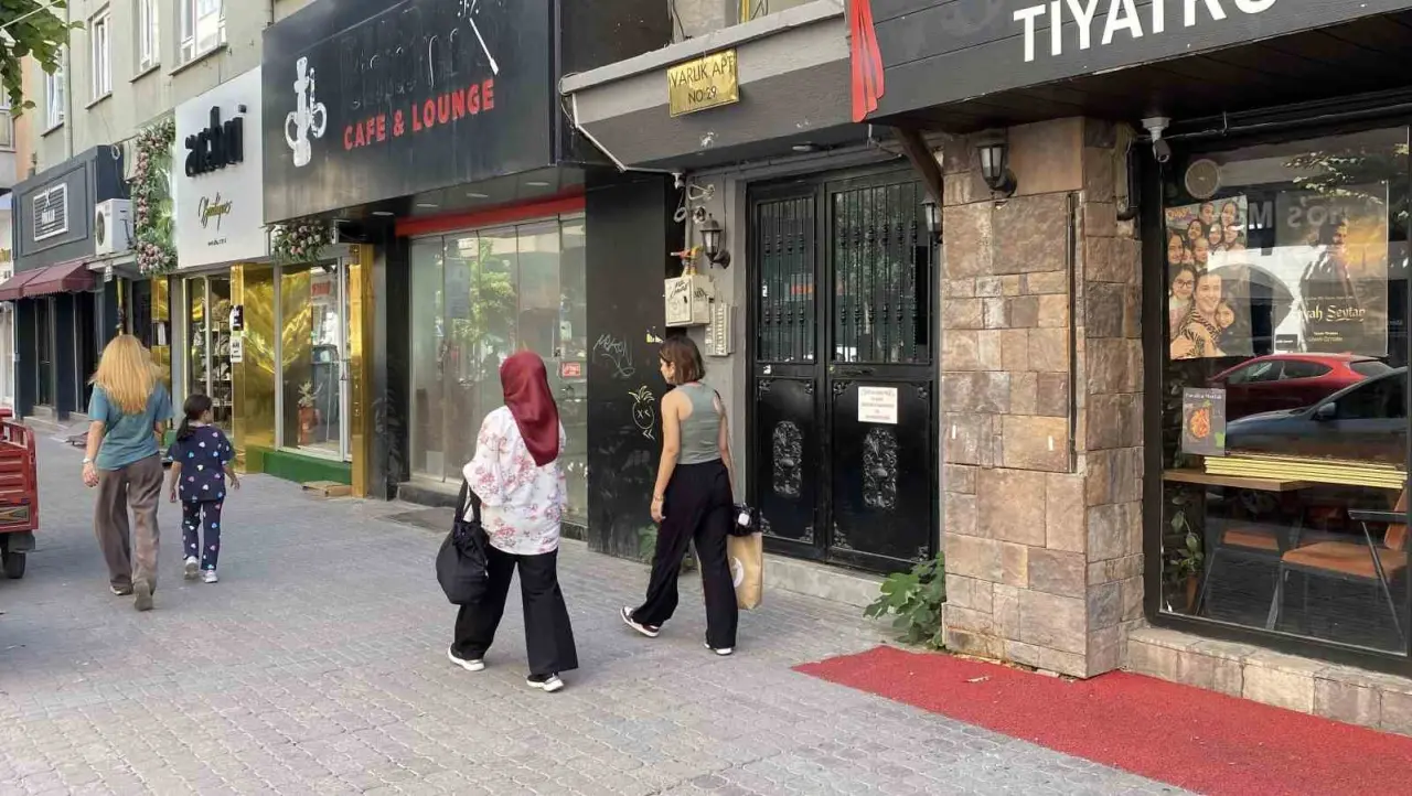 bir-kadin-4-dukkanin-onundeki-dekorasyon-malzemelerini-caldi