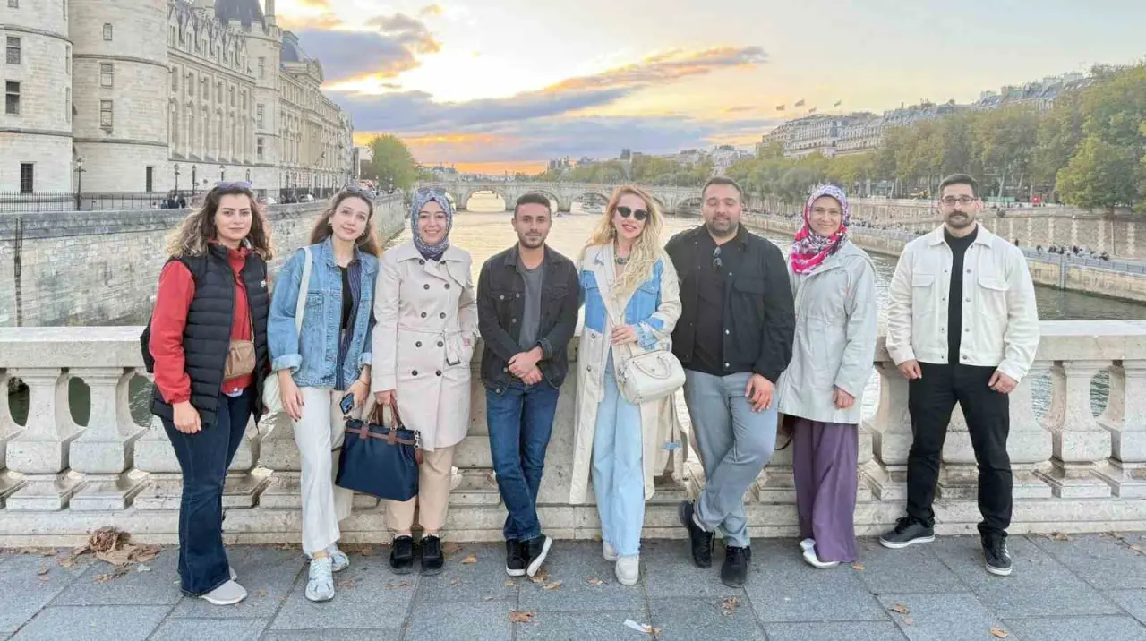 aile-ve-sosyal-hizmetler-il-mudurlugu-pariste-genclik-degisimi-projesini-tamamladi