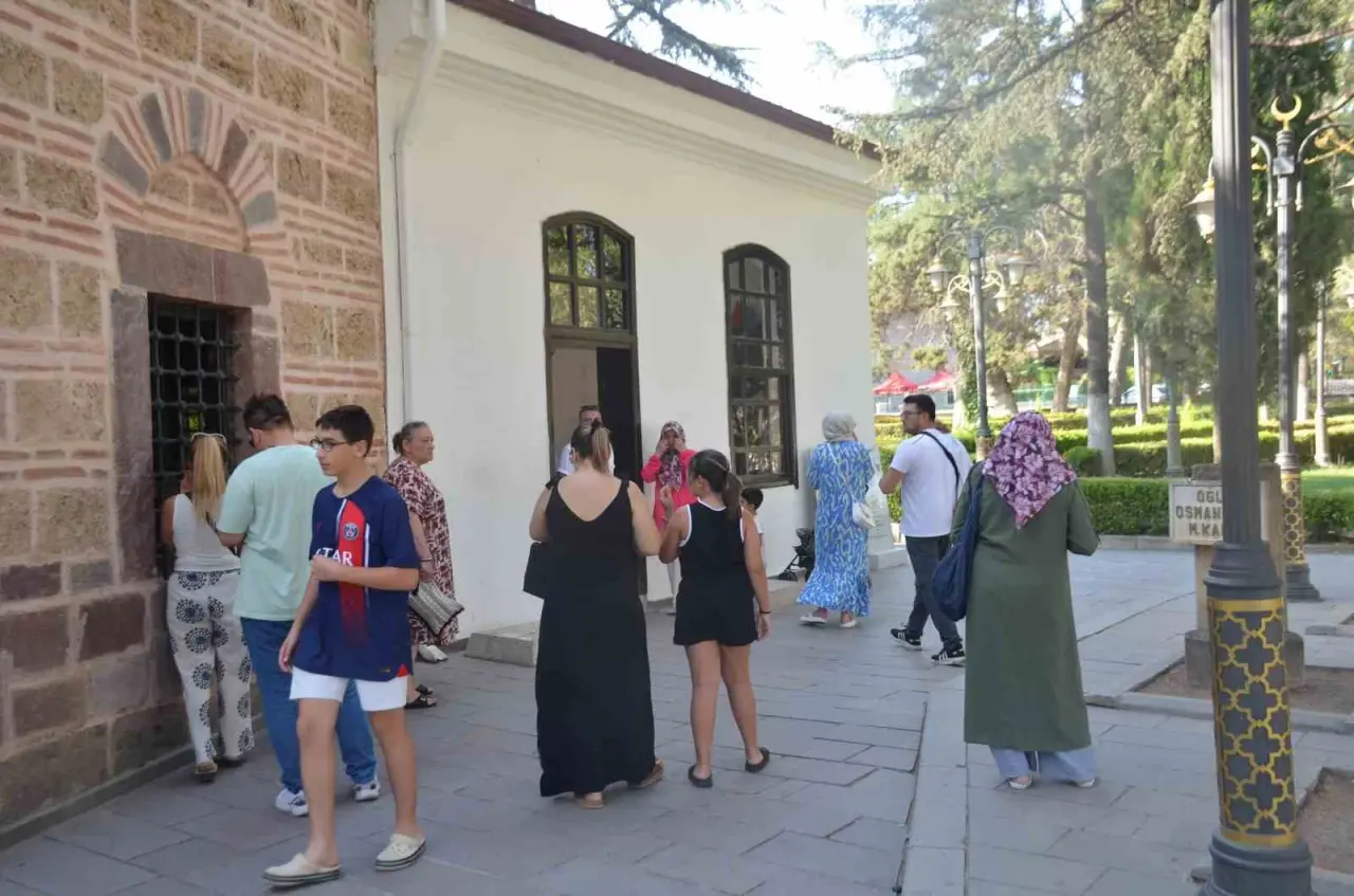 bu-ilcenin-nufusu-bir-gunde-yuzde-2500-artiyor