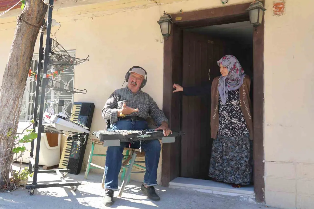 hayatini-adadigi-orglariyla-her-gun-tek-kisilik-konser-veriyor