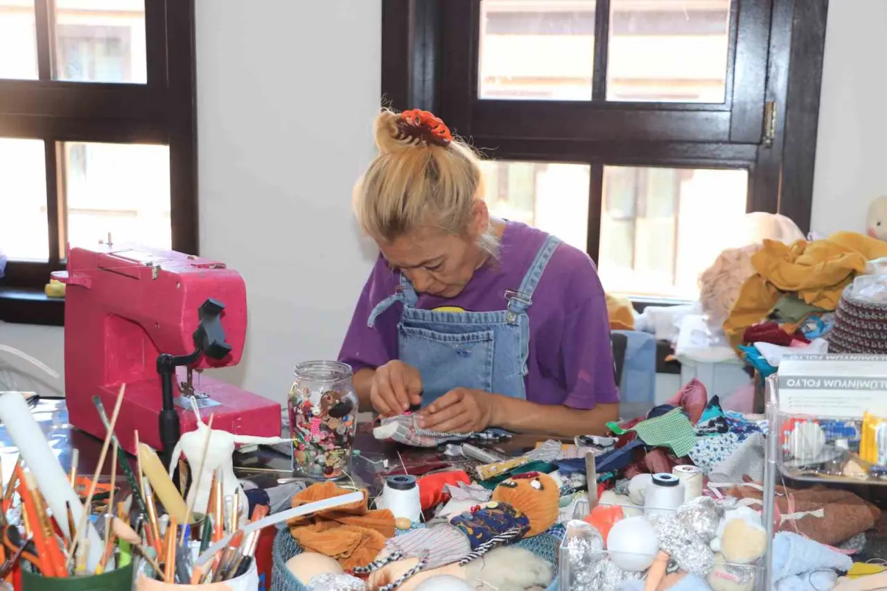 kari-koca-13-yildir-bez-bebek-yapiyor