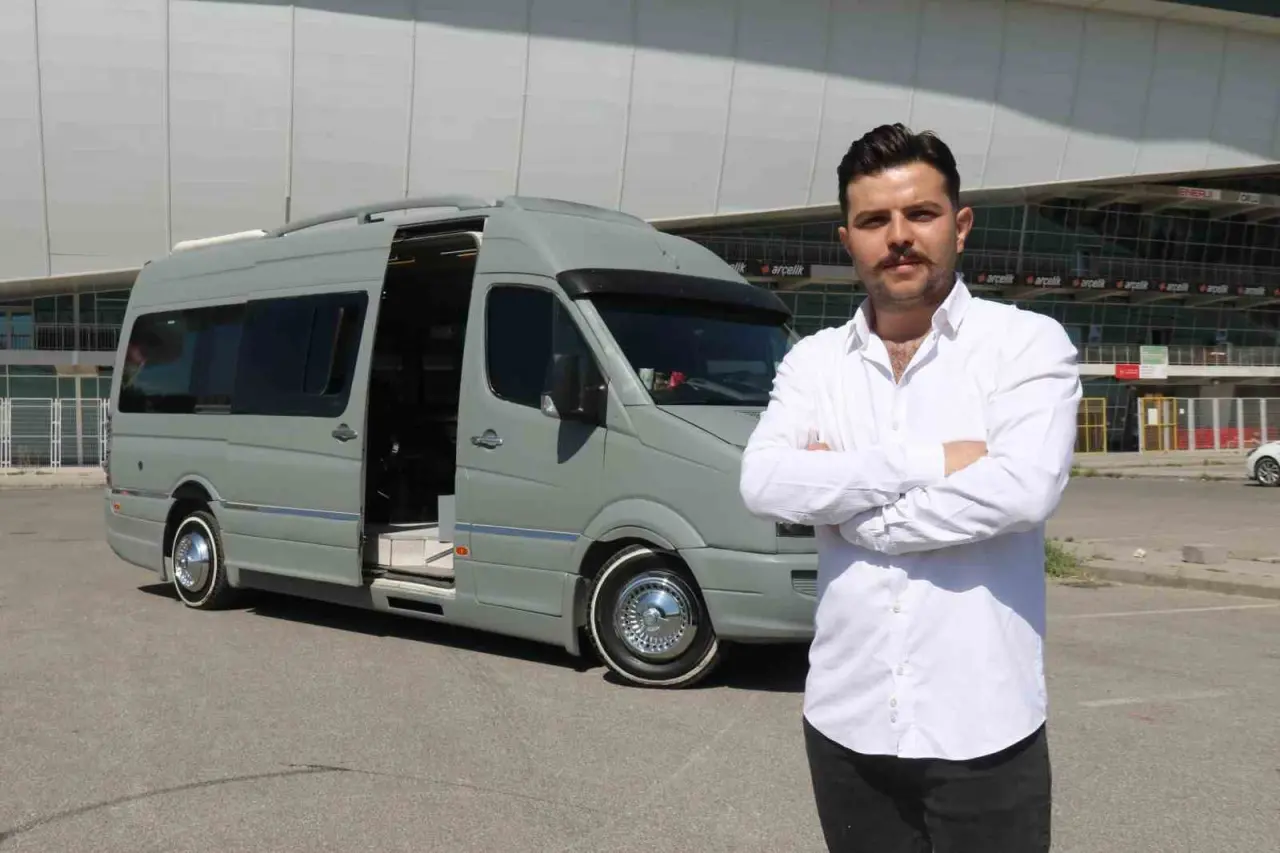 ozel-tek-telefonla-musterinin-ayagina-giden-berber-dukkani