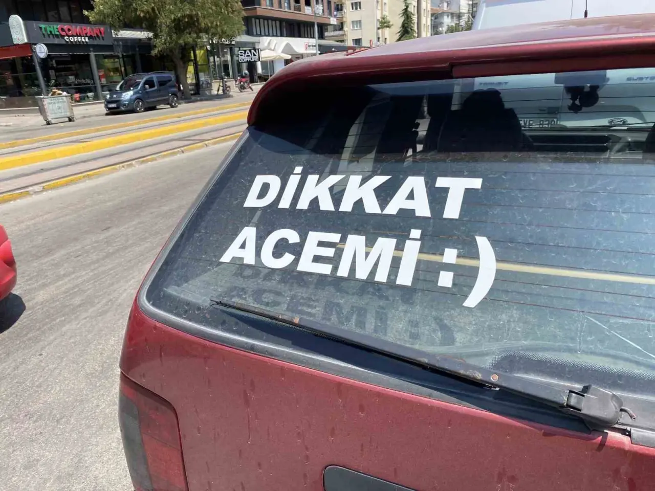 aracinin-arka-caminda-dikkat-acemi-yaziyor-trafikte-herkes-ondan-uzak-duruyor