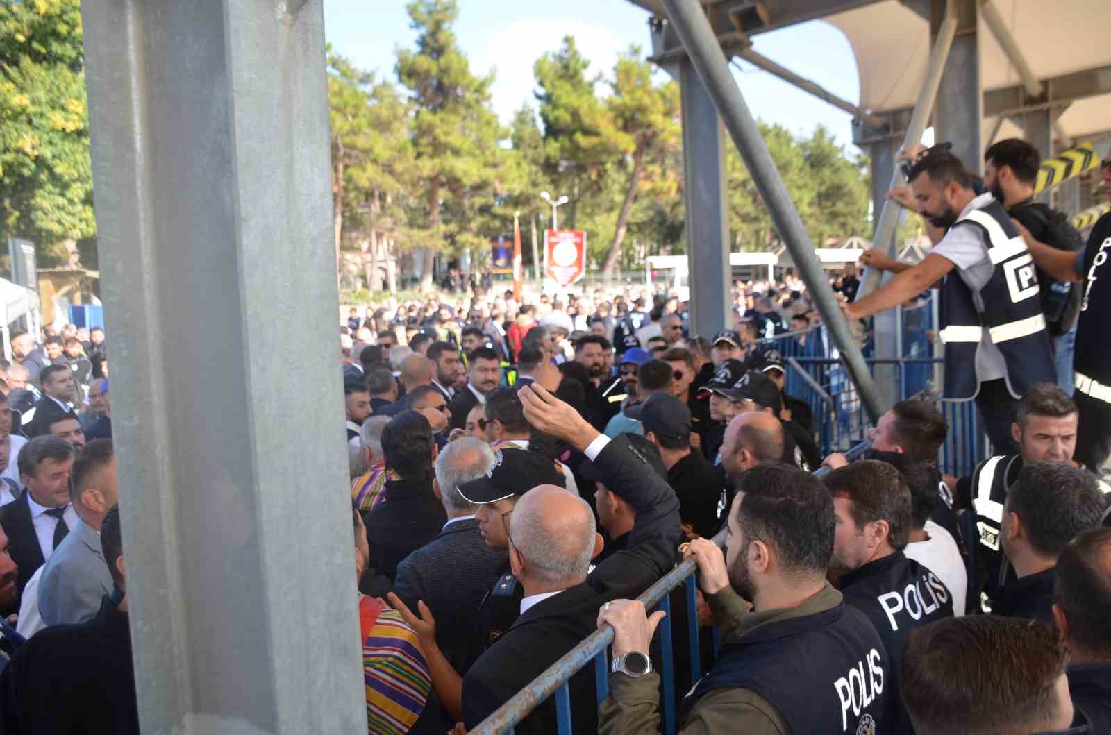 ertugrulgazi-turbesi-onunde-gerginlik
