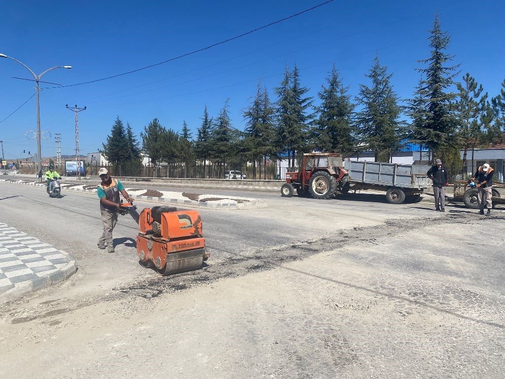 inonu-belediyesinden-ilce-ici-yollarda-bakim-calismalari-devam-ediyor