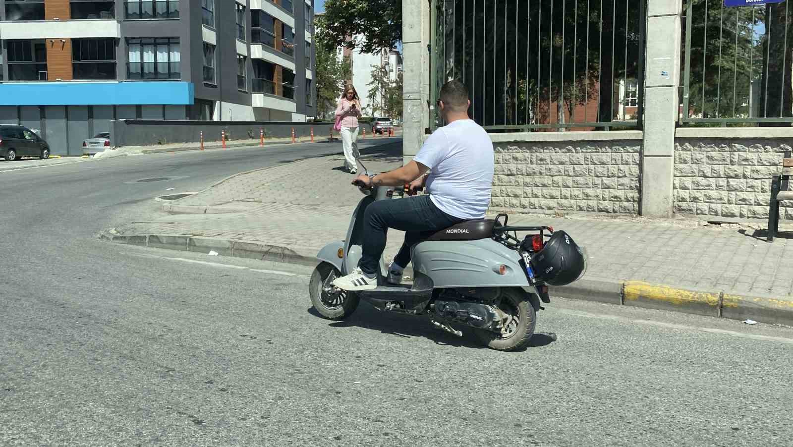 kafasina-takmadigi-kaskla-motosikletin-plakasini-kapatti