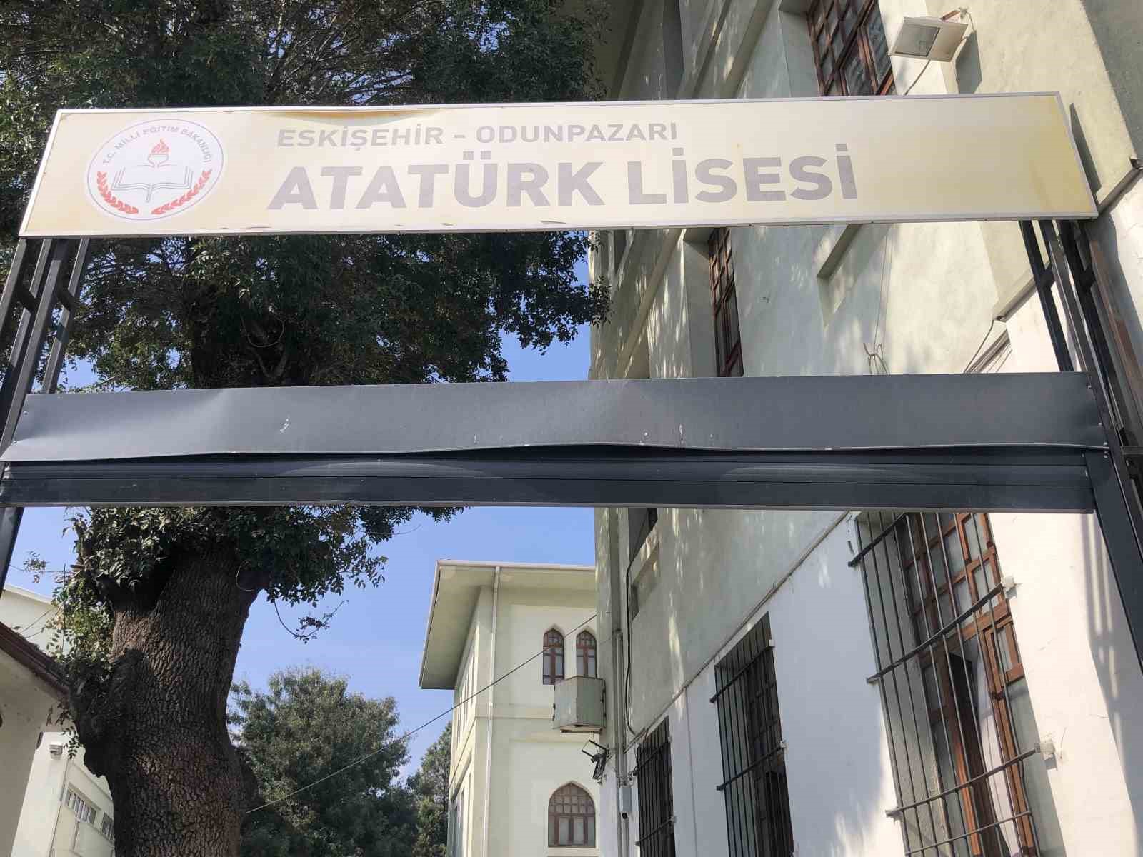 kamyon-kasasinin-takildigi-okul-kapisinda-zarar-olustu