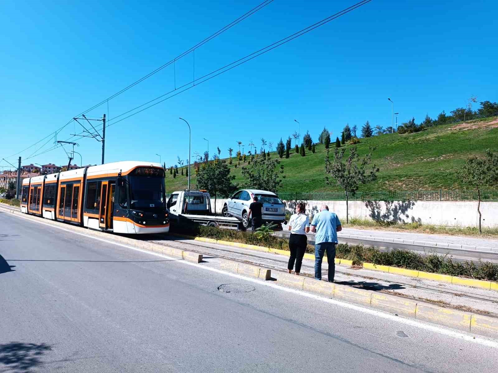 kontrolden-cikan-otomobil-tramvay-yoluna-girdi-seferler-aksadi
