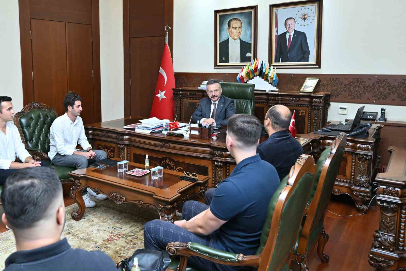 vali-aksoy-odullu-mavera-teknoloji-takimini-makaminda-agirladi