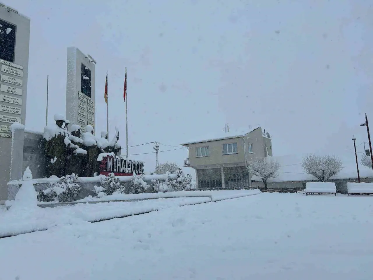 eskisehirde-kar-kalinligi-25-santimetreyi-gecti-yollar-kapandi