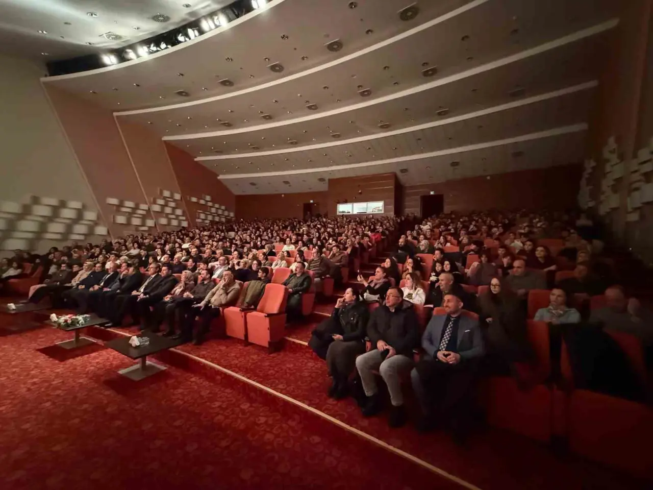 sahnenin-yildizlari-goz-kamastirdi