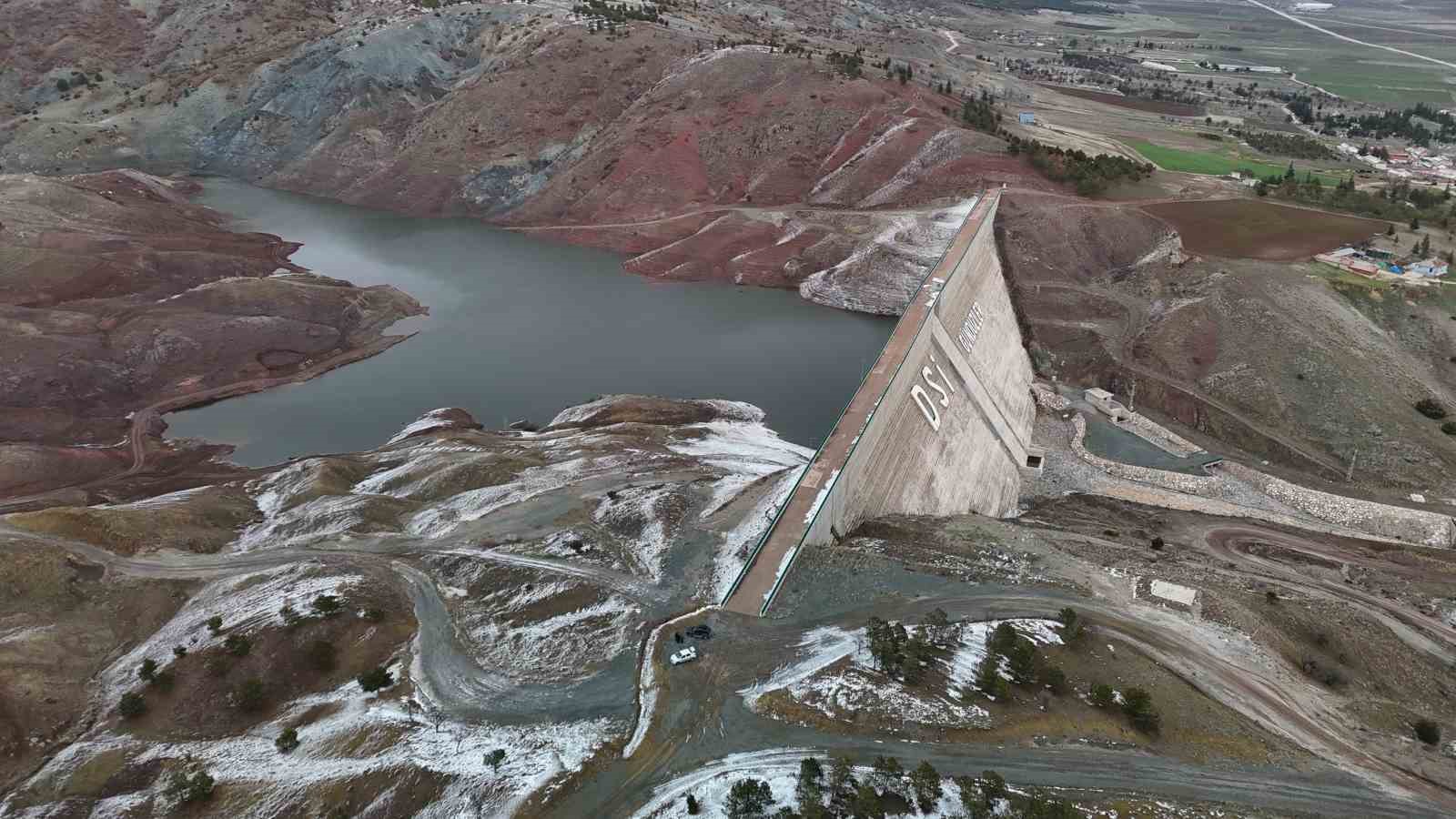 3-yil-once-acilan-barajdaki-su-bitme-noktasina-geldi