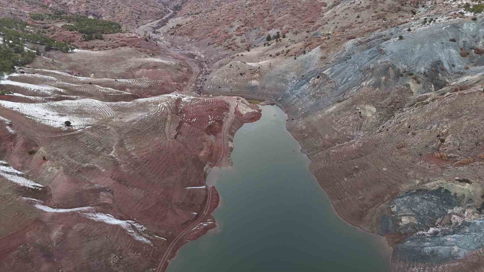 3-yil-once-acilan-barajdaki-su-bitme-noktasina-geldi