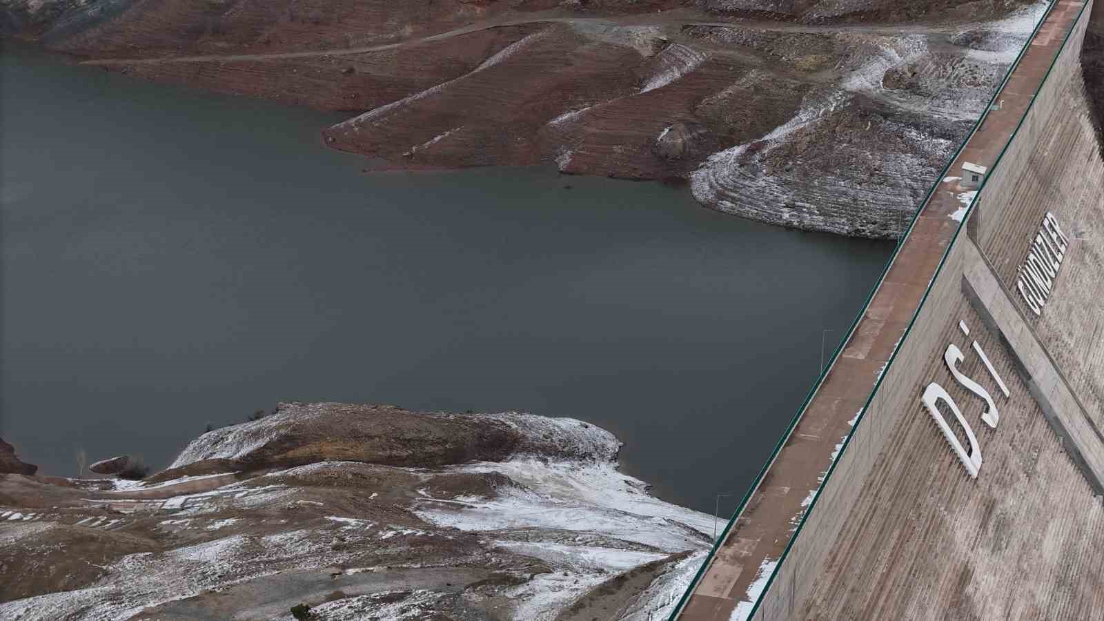 3-yil-once-acilan-barajdaki-su-bitme-noktasina-geldi