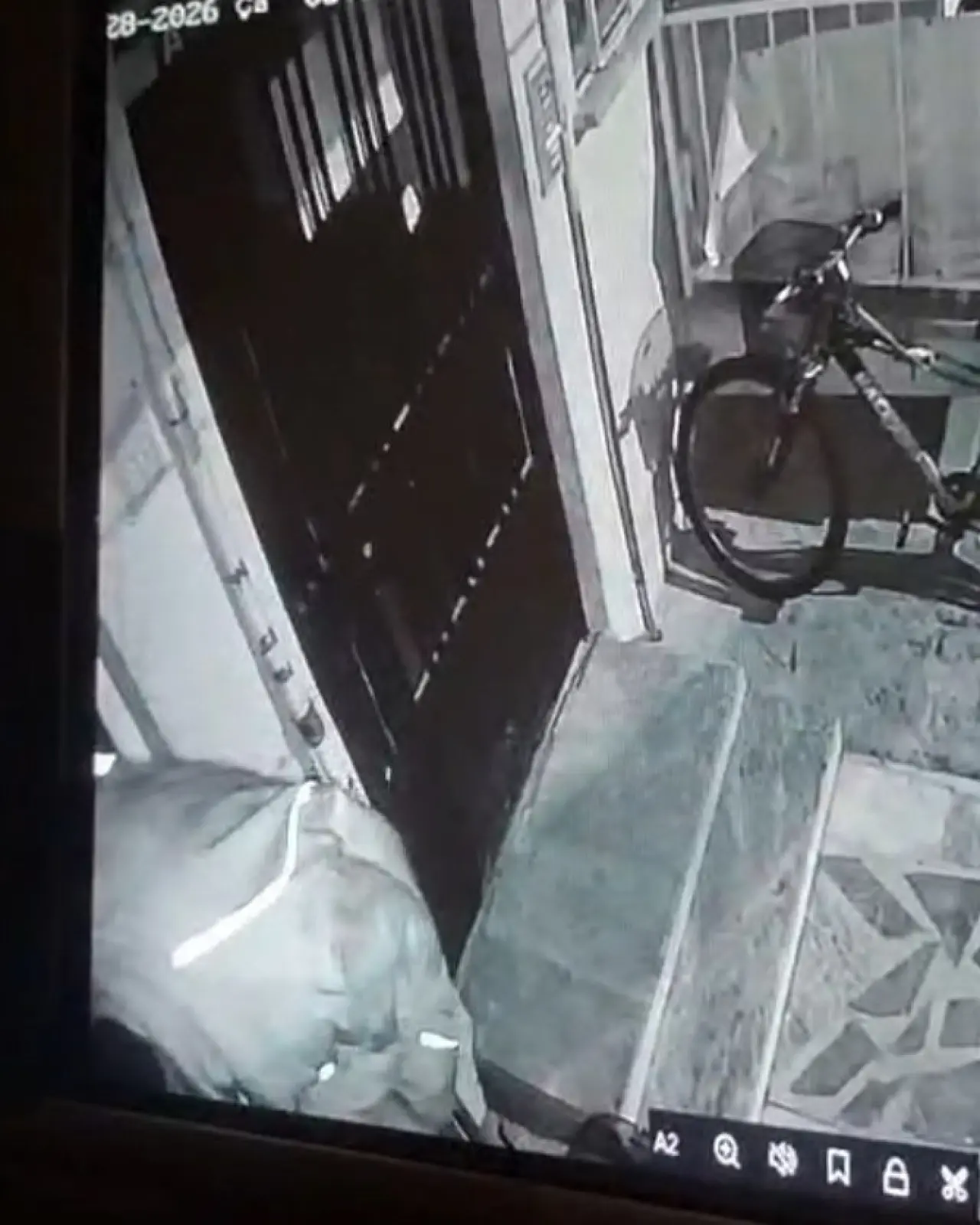 balkondaki-motosiklet-ekipmanlarini-caldi