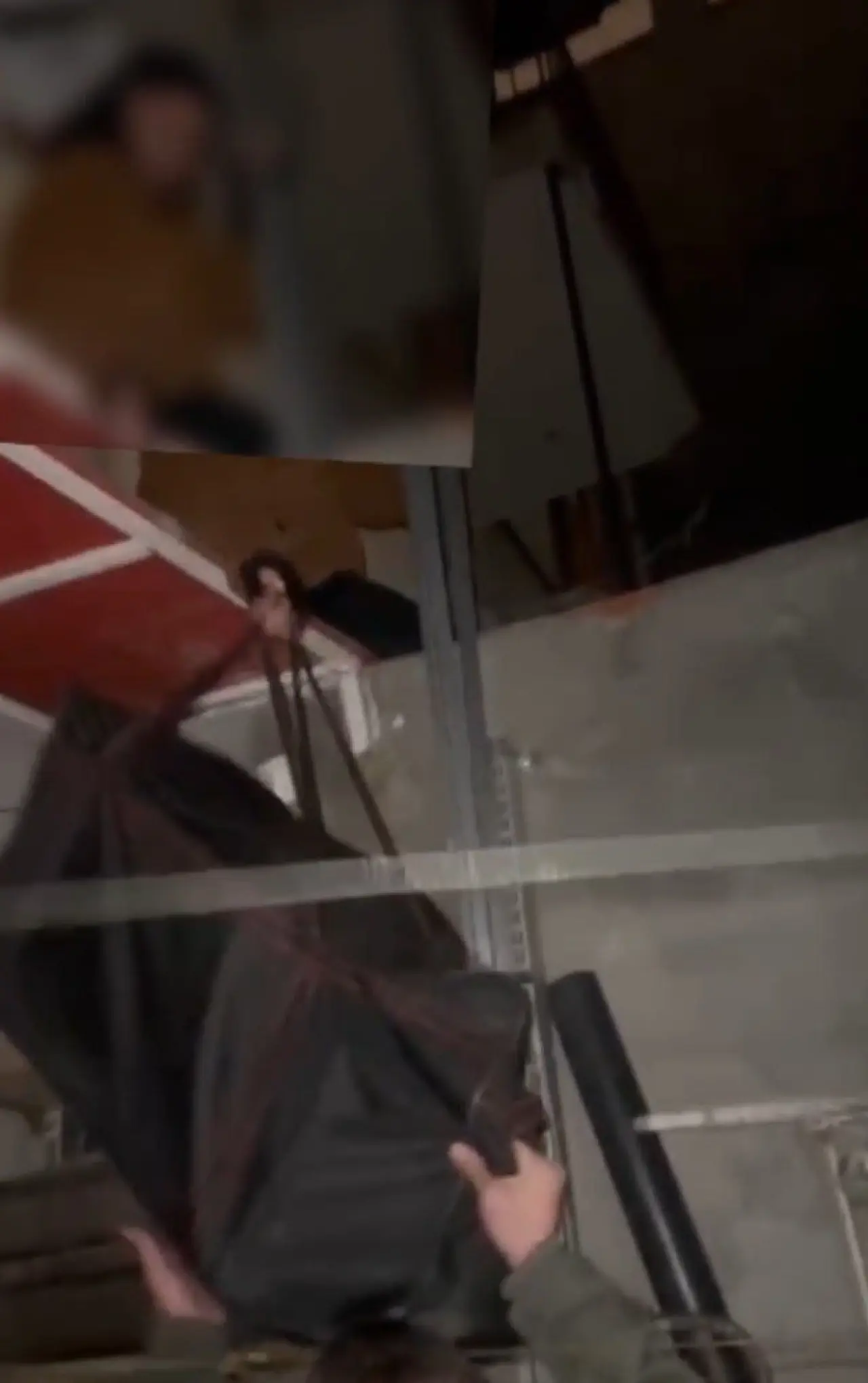 kumar-oynatilan-mekana-kapiyi-ikiye-bolerek-giren-polis-catidan-kacmaya-calisanlari-yakaladi