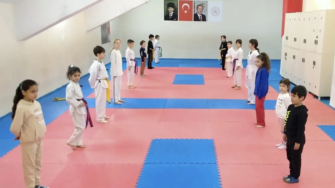 porsuk-spor-salonunda-taekwondo-egitimleri-araliksiz-suruyor