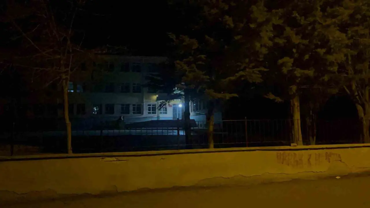 okul-bahcesinde-babasi-darbedilen-kendisi-de-bicaklanan-cocuk-hastaneye-kaldirildi