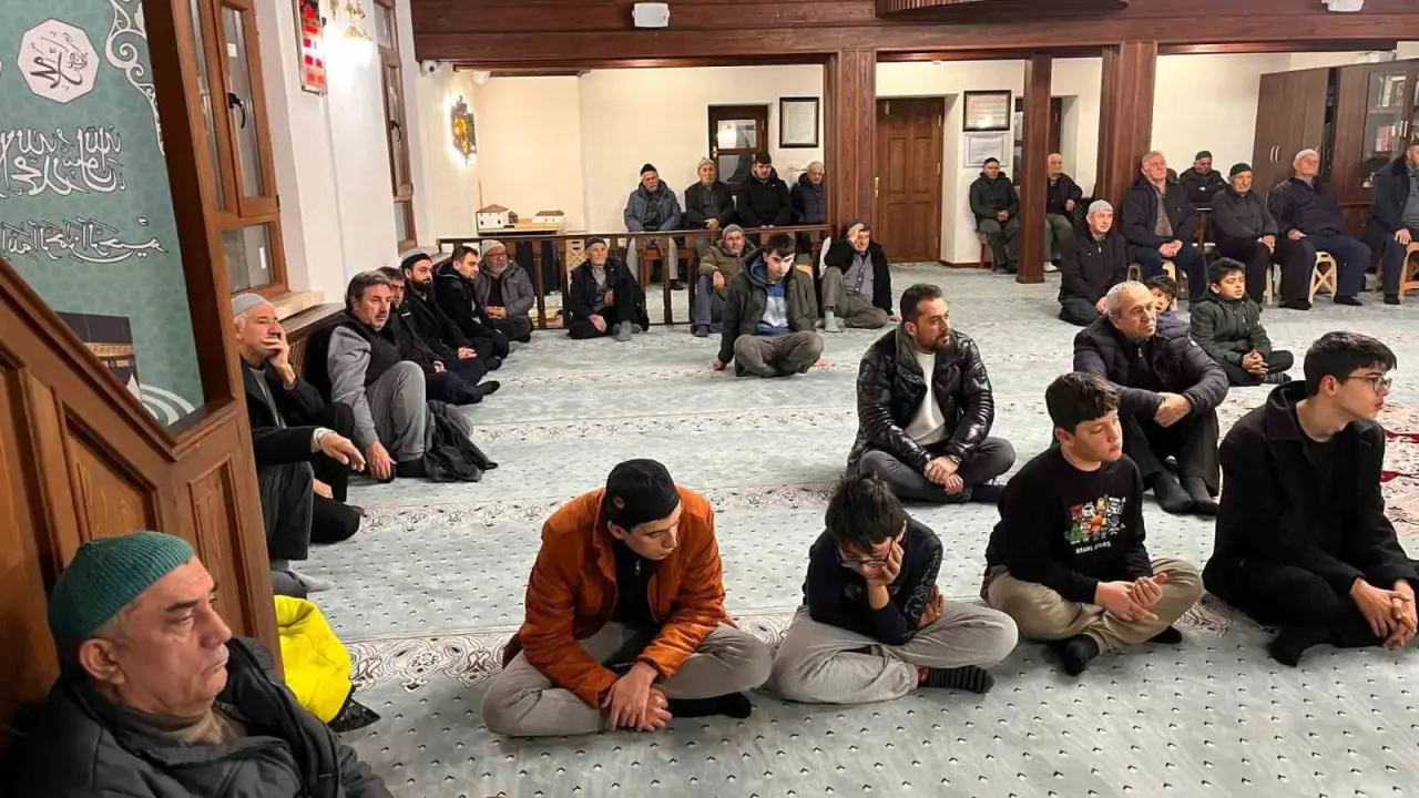 kirka-mahallesi-sakinleri-2026-yilinin-ilk-sabah-namazini-birlikte-kildi