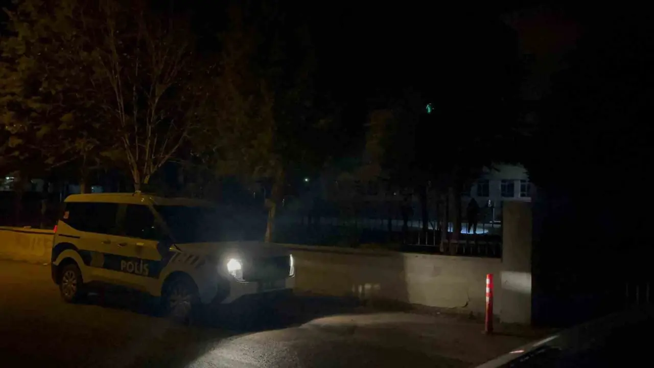 okul-bahcesinde-babasi-darbedilen-kendisi-de-bicaklanan-cocuk-hastaneye-kaldirildi