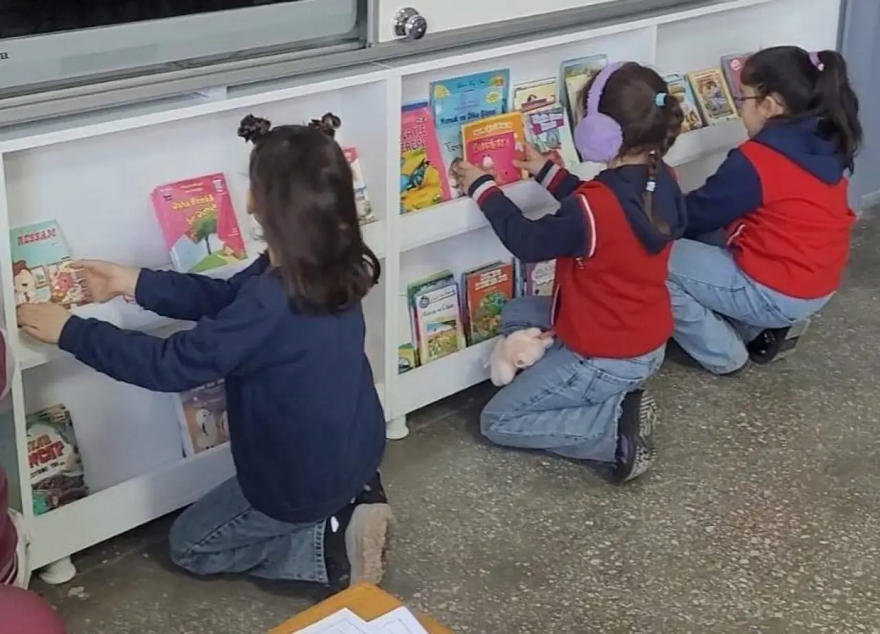 altintas-zafer-ilkokulunda-siniflara-kitaplik-kazandirildi