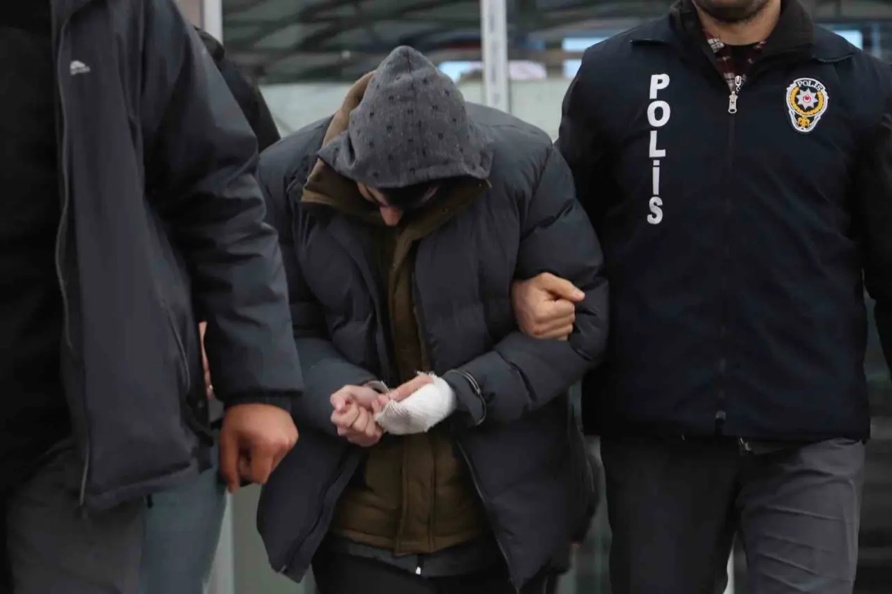 uvey-babasini-bicakla-agir-yaralayan-sahis-tutuklandi