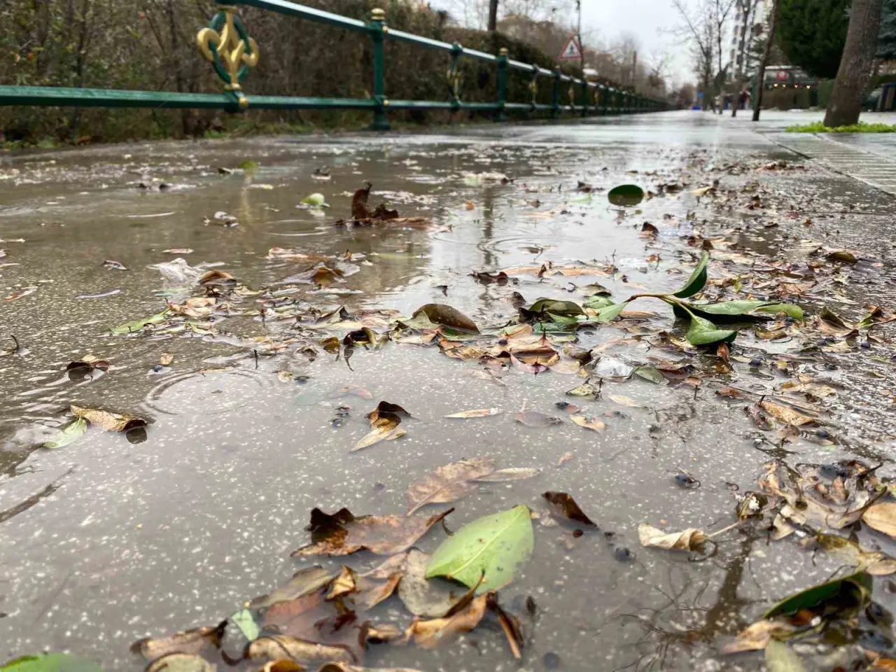 kentte-olusan-firtina-yagmurla-beraber-siddetini-arttirdi