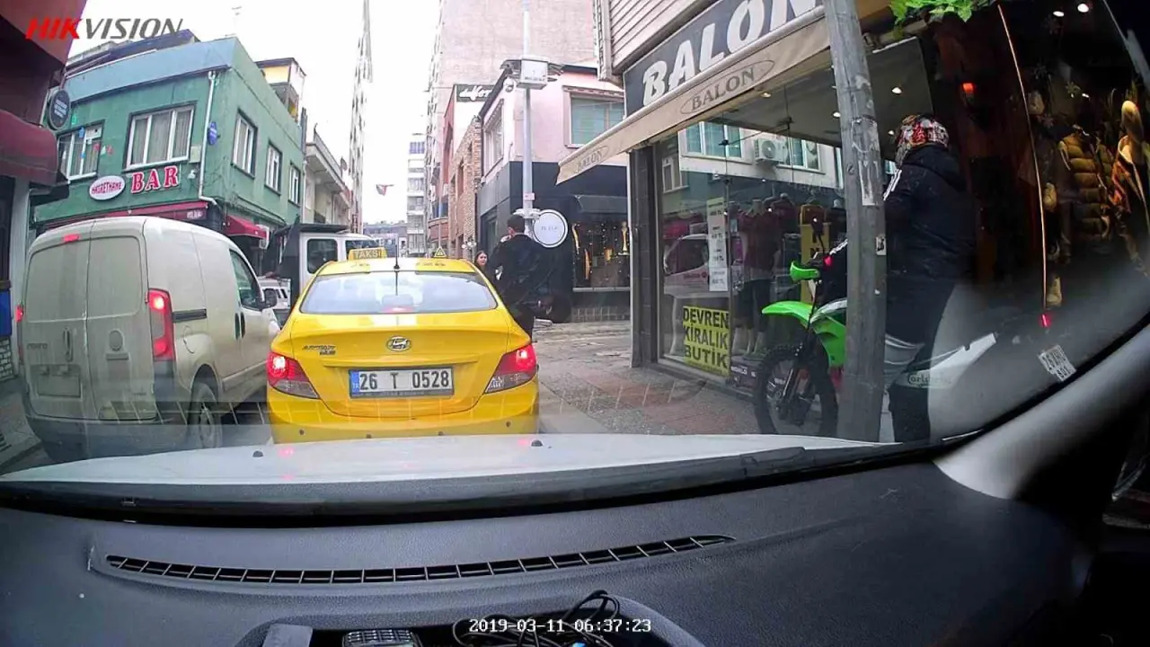 trafikte-kirmizi-isikta-beklememek-icin-kaldirima-cikti