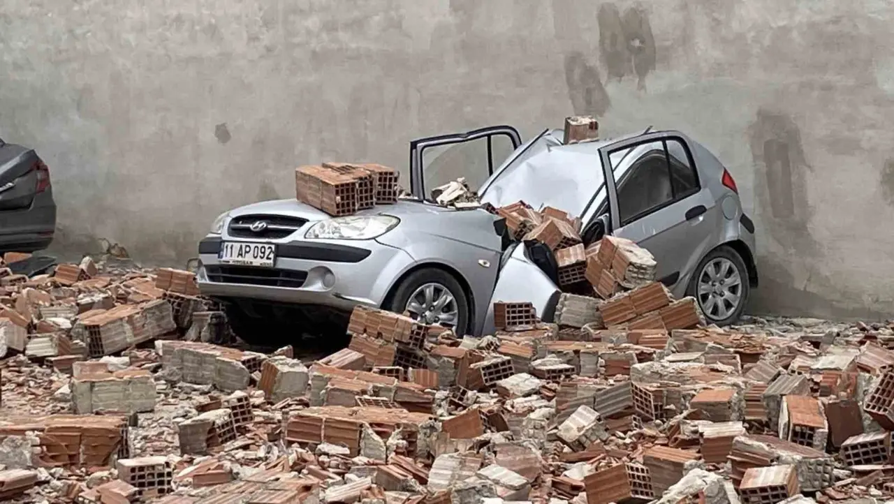 metruk-binanin-cati-duvari-otoparka-devrildi-6-aracta-hasar-olustu