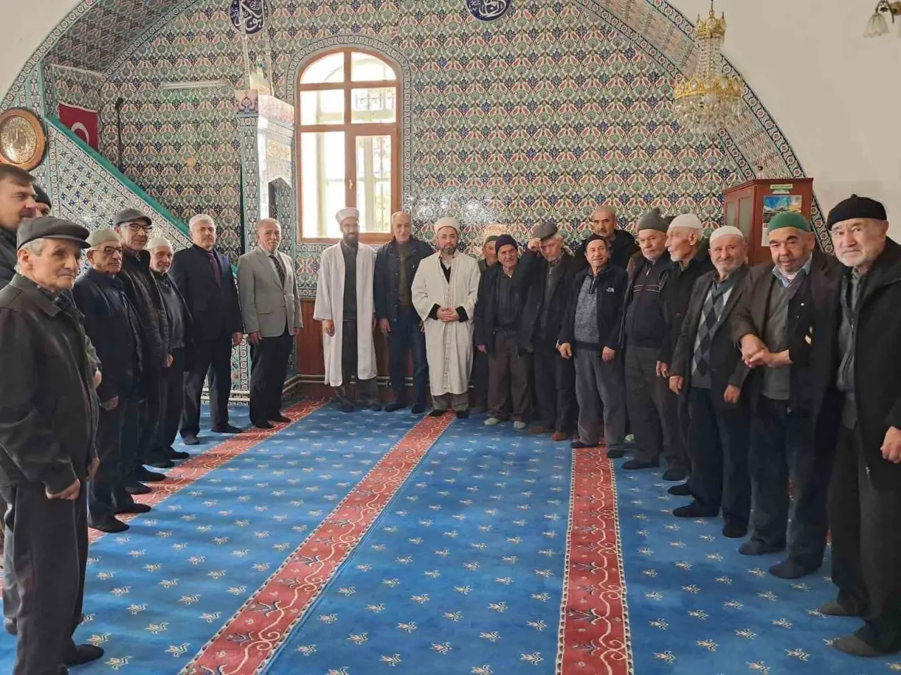 tarihi-bugduz-mahalle-camiinin-geleneksel-motiflerle-islenen-minber-ortusu-yenilendi