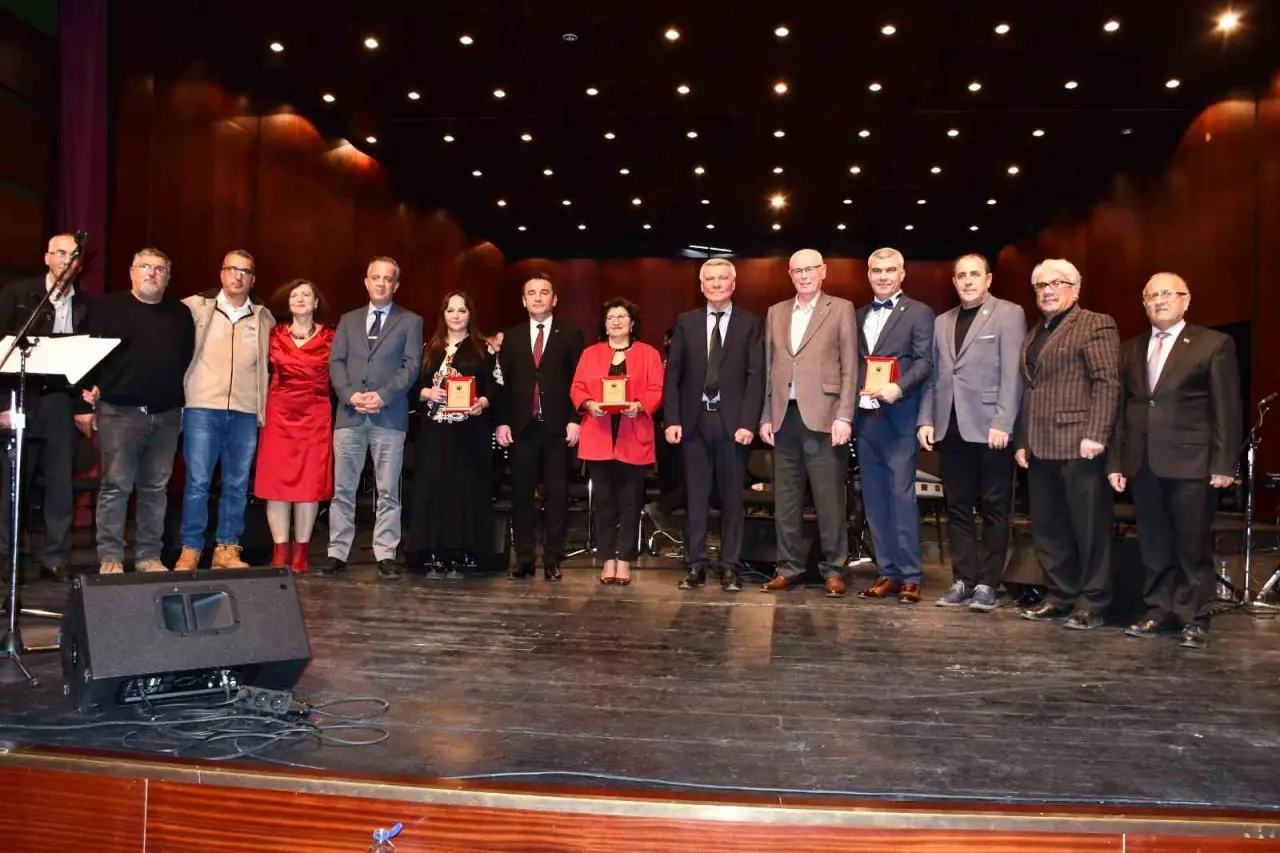 sivrihisarlilar-dernegi-korosundan-turk-halk-muzigi-konseri