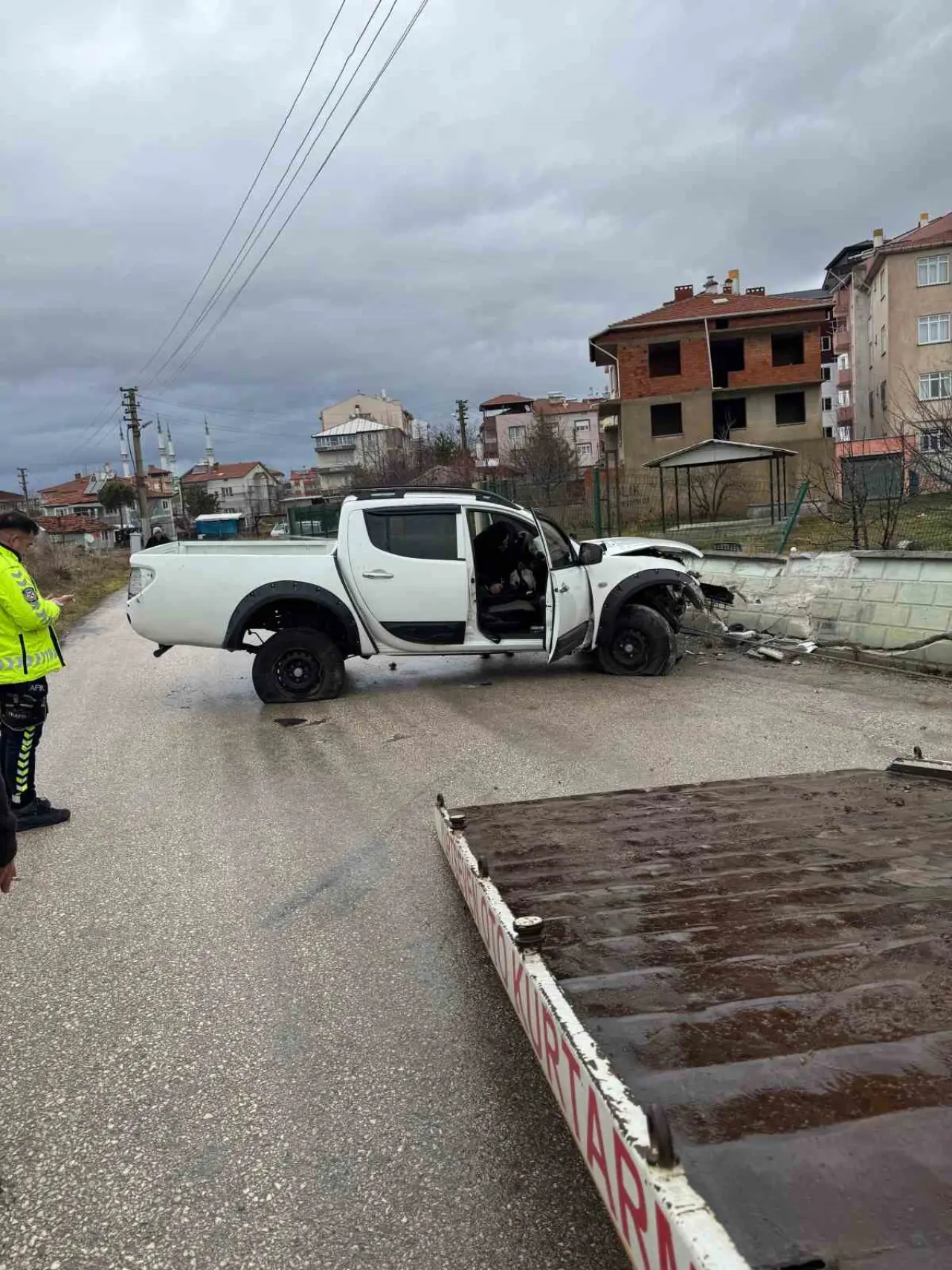 5-metrelik-refujden-asagi-ucan-aracta-3-kisi-yaralandi