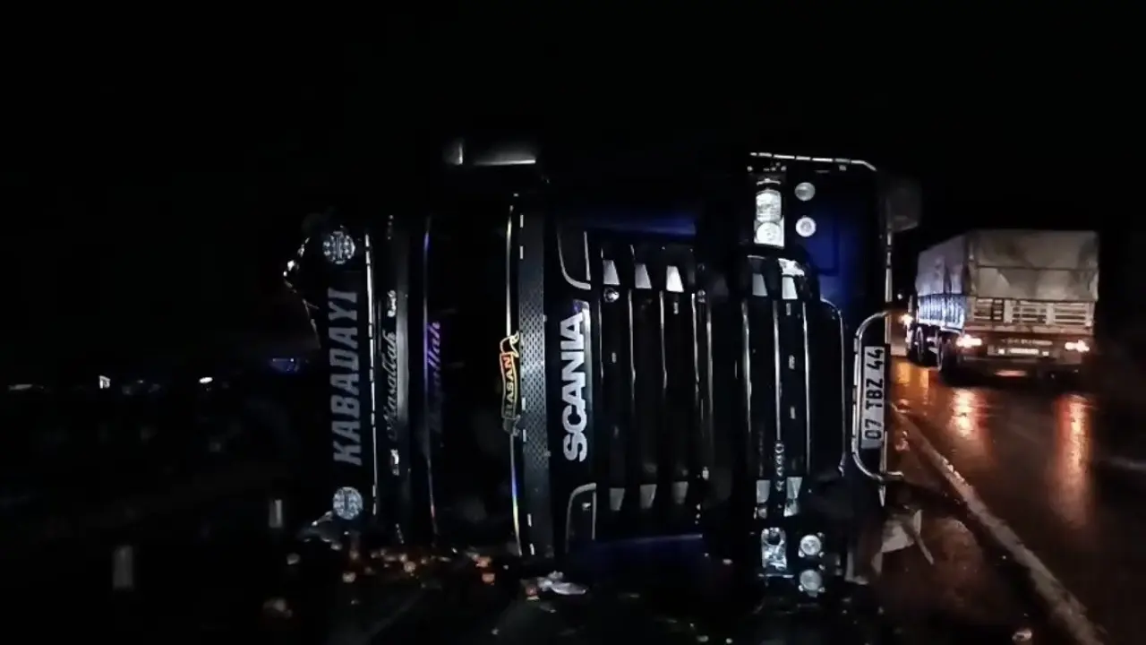 kutahya-eskisehir-karayolunda-meyve-yuklu-tir-devrildi