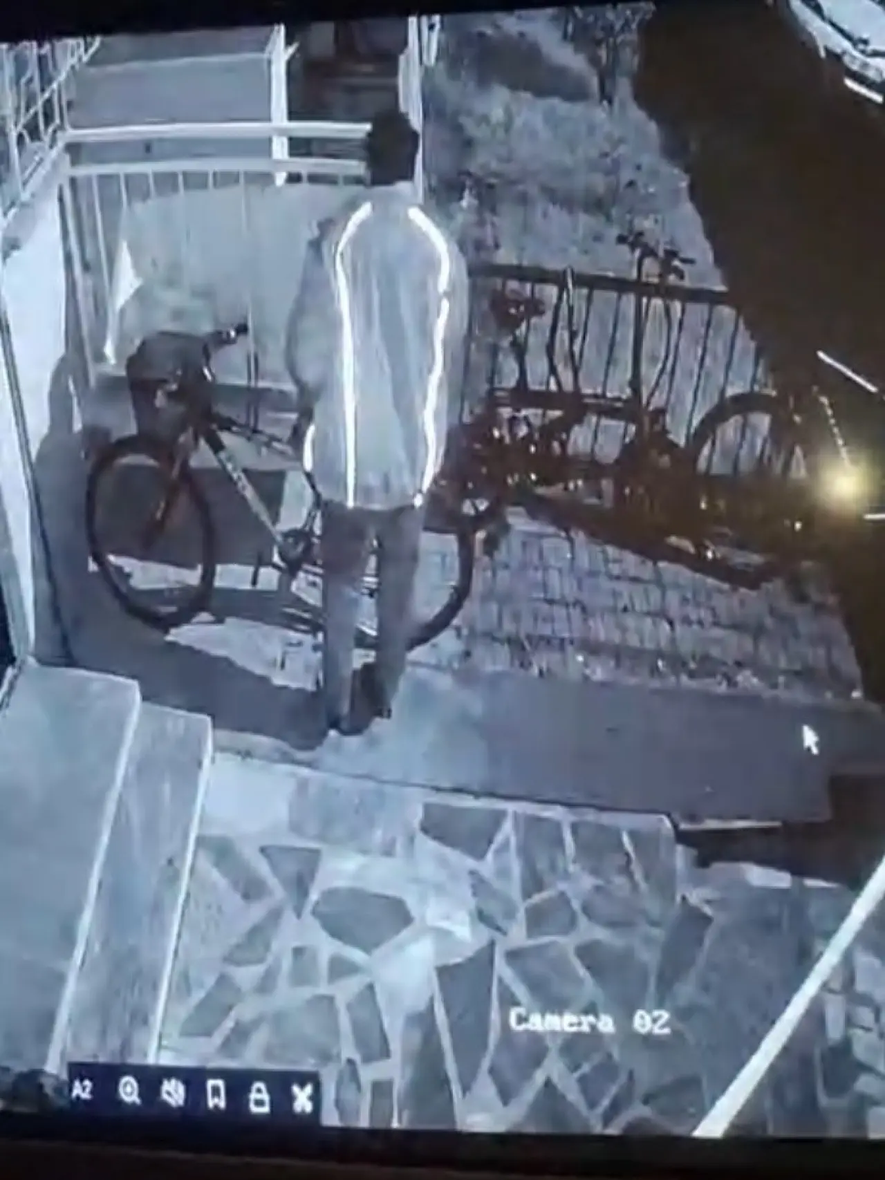 balkondaki-motosiklet-ekipmanlarini-caldi