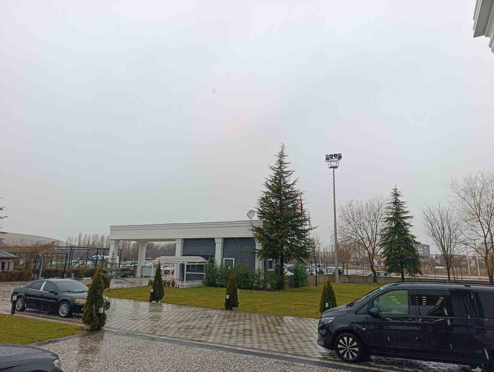 afyonkarahisarda-beklenen-kar-yagisi-basladi